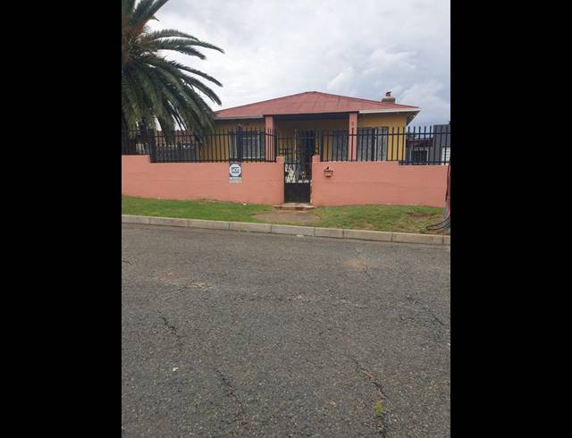 2 BEDROOM HOUSE FOR SALE IN SOUTH HILLS